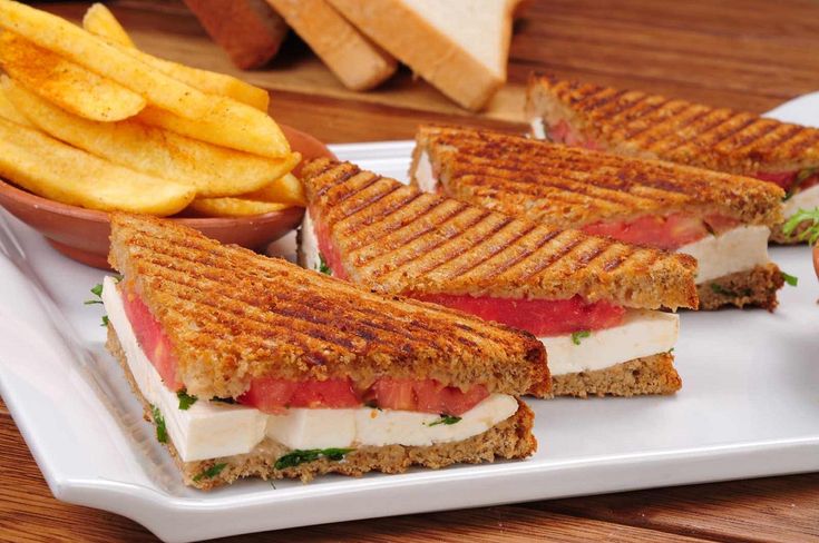 Beyaz Peynirli Domatesli Tost